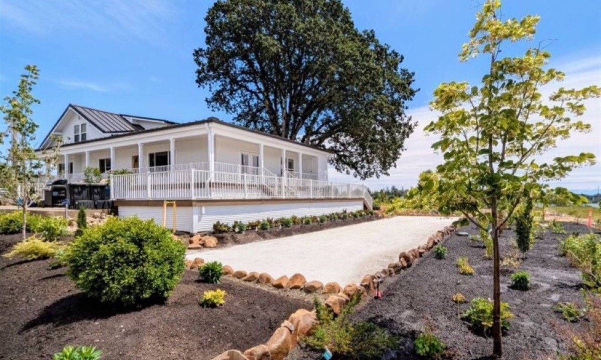 Dayton House | Stylish 5 BR Farmhouse in the Heart of Willamette Valley Wine Country