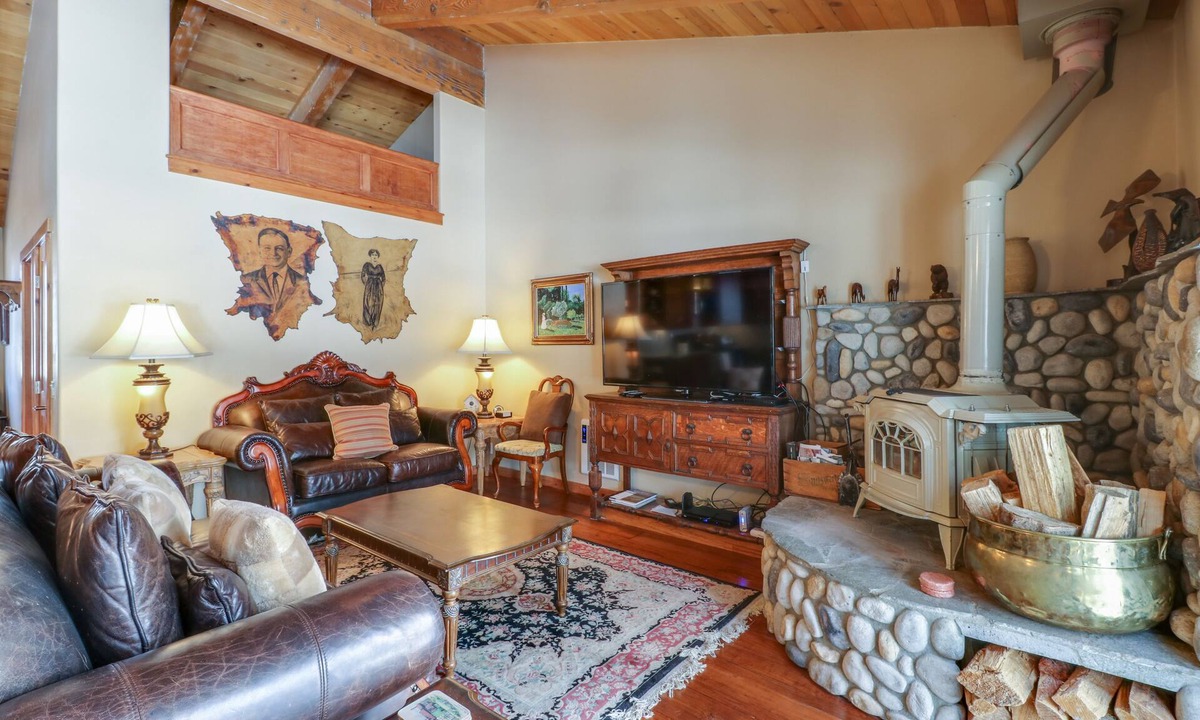 Mammoth Lakes Condo | Stylish mountain condo with WiFi, hot tub, & seasonal pool