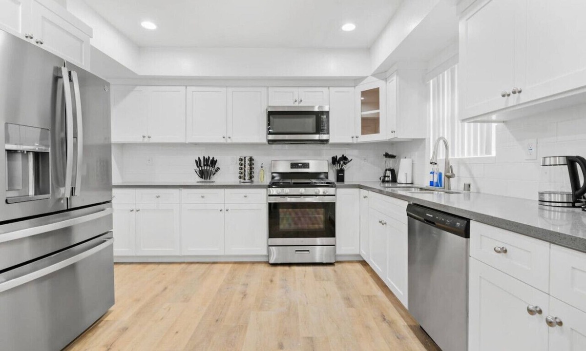 Lynwood House | Stylish New home Near DTLA, Disneyland, SOFI