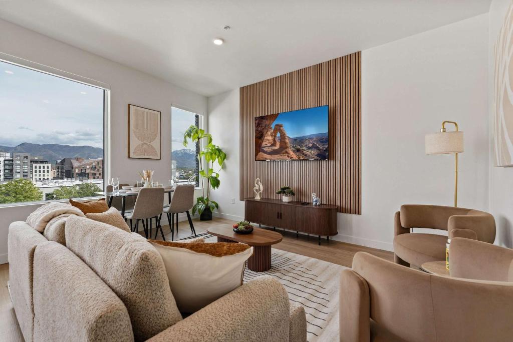 People's Freeway Apartment | Stylish SLC Getaway 2-Bed 2-Bath with Balcony