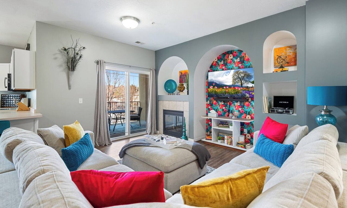 West Jordan Condo | Stylish & Spacious w/King Beds, Mountain Views, Gym, Frwy Access & 2 Balconies!