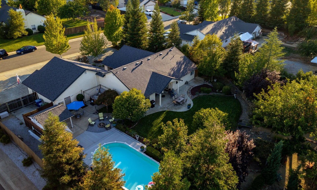 Columbia House | Sunny Pines : Pool & Spa + Backyard Oasis!
