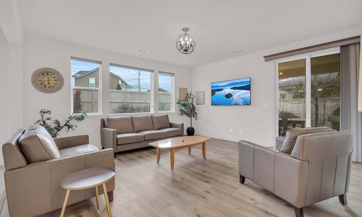 Reno House | Sunny Retreat/2 Kitchens/2 Laundries/70