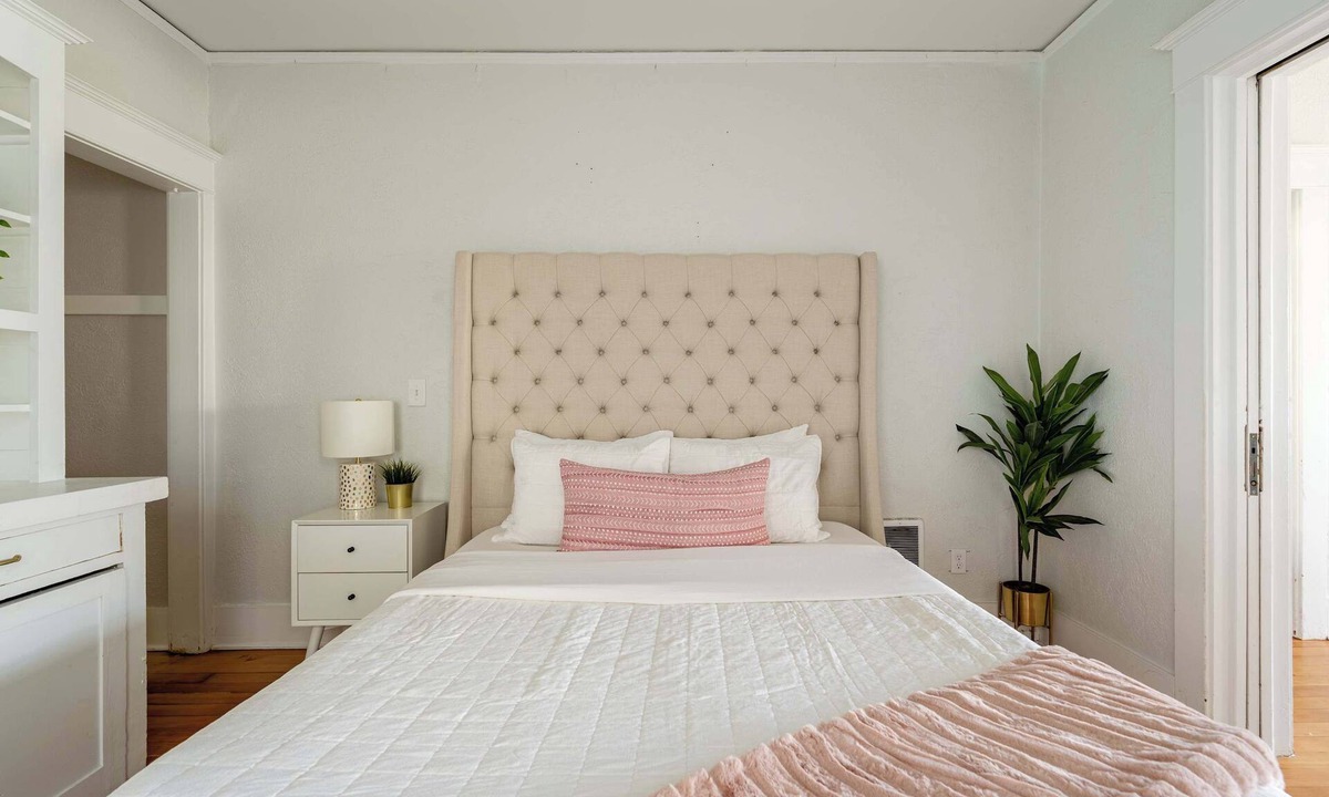 Belmont Apartment | Sunnyside Wonderland - Coffee Shops, Bars & Parks