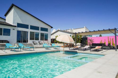 B-Bar-H Ranch House | Sunray House Modern Getaway Pool Spa Tesla Charger