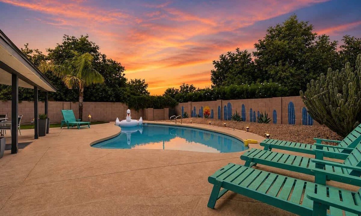 Cox Heights House | Sunrise-Sparkling Pool-BBQ Grill-Mins to Old Town