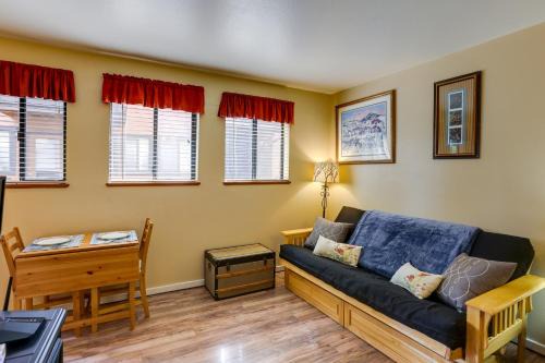 Sunriver Apartment | Sunriver Vacation Rental w/Community Hot Tub!