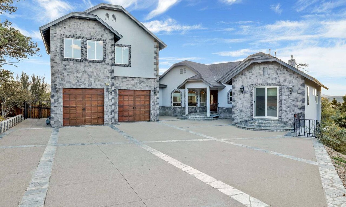 Castle Glen Estates Cabin | Sunset Ridge Villa at Big Bear ~ Hot Tub ~ Games ~ Multi-Level Luxe Chalet Retreat