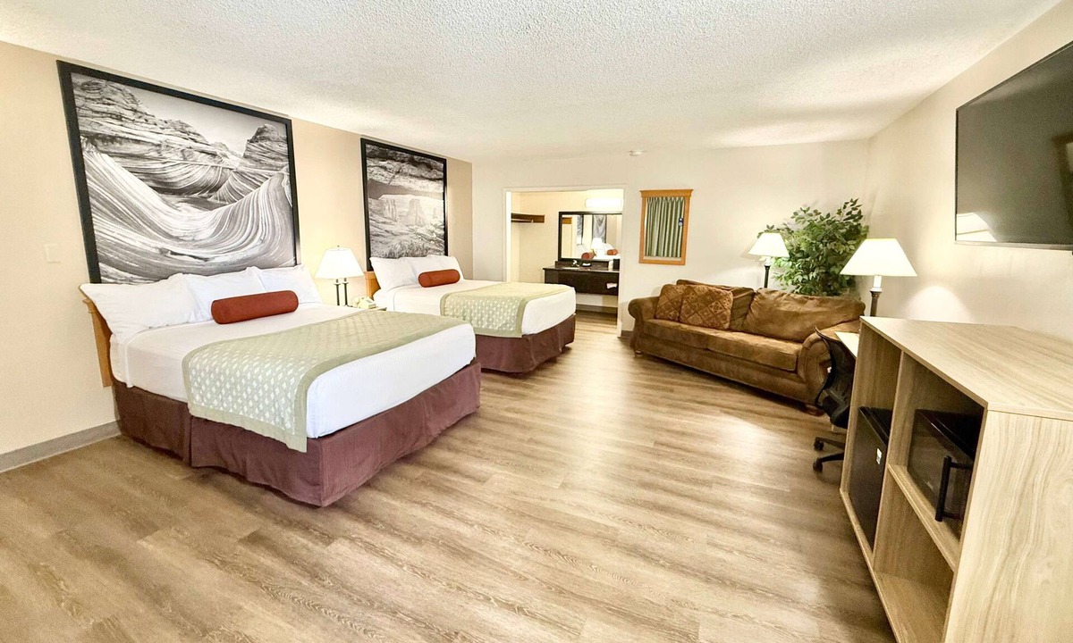 Salina Hotel | Super 8 by Wyndham Salina/Scenic Hills Area
