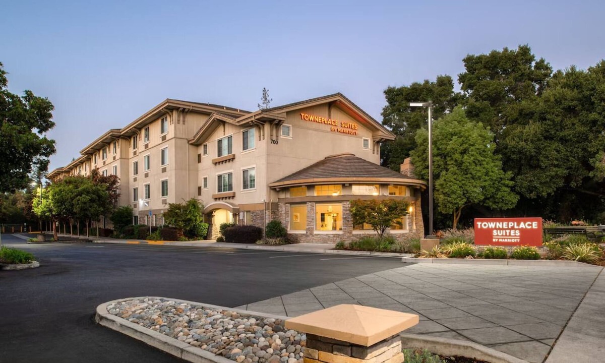 Downtown Hotel | Super Bowl Sunday at Town Place Campbell Queen Studio just 12 miles from Levi's!