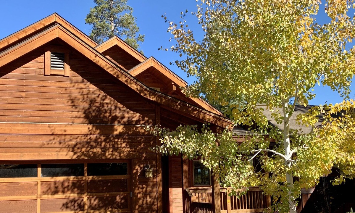 Truckee House | SUPER CLEAN Luxury home w/hot tub & steam shower. Walk to town & regional park!