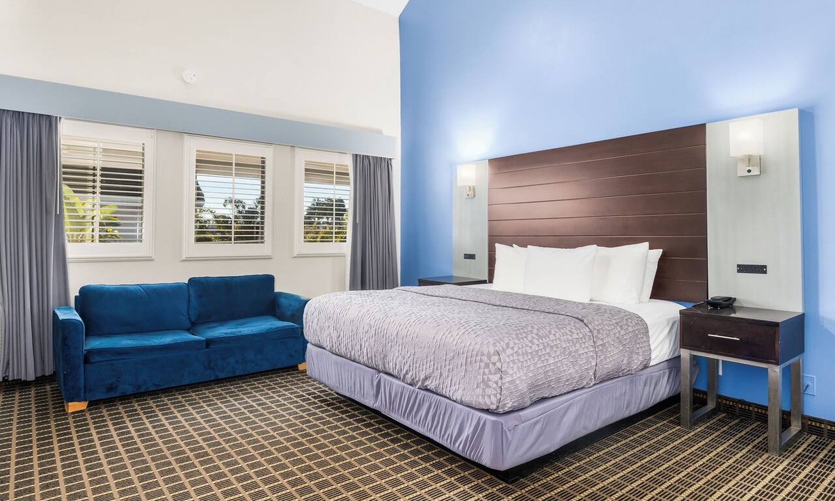 Westside Santa Cruz Hotel | Superior King Room + Sofa Bed | Oversized Soaking Tubs | Near Santa Cruz Beach