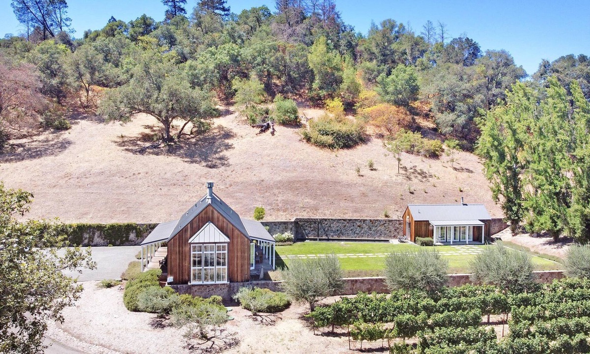 St. Helena Villa | Sweeping views of vineyards and mountains in Napa Valley