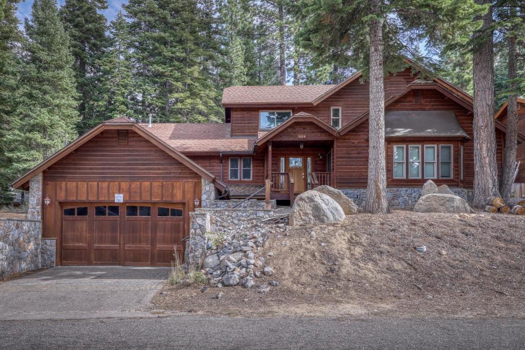 Country Club Estates House | Sweet Cherry Hills Escape