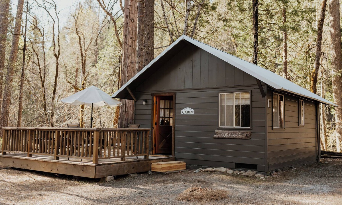 Coffee Creek Resort | Sweet Kokanee Cabin located on Coffee Creek in Trinity Alps
