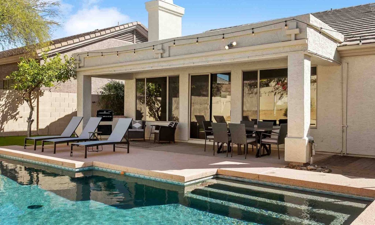 North Scottsdale House | SWSS Upscale Kierland 4BR Retreat | Heated Pool, Outdoor Living, Gourmet Kitchen & Fire Pit