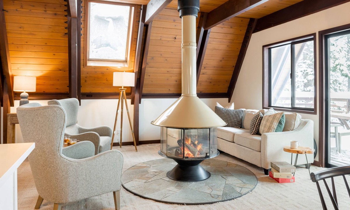 Alpine Meadows Cabin | Tahoe Bliss by AvantStay | Mins from Slopes/Shore