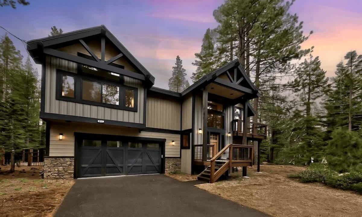 North Upper Truckee Cabin | Tahoe Forest Lodge: Hot Tub, Pool Table, A/C