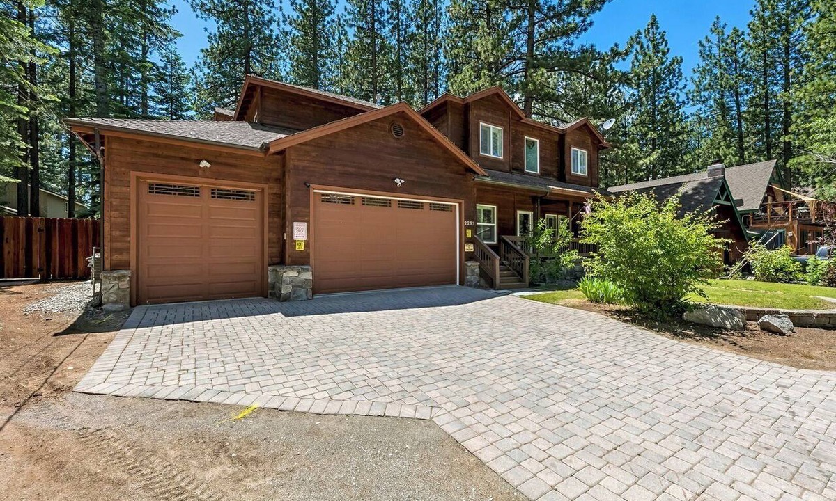 Montgomery Estates House | Tahoe Pines Family Home - Hot Tub, Shuffle Board, Putting Green