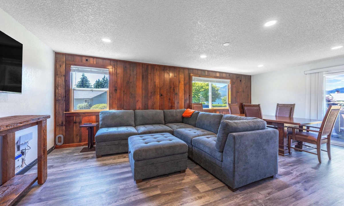 Cascade Locks House | Tails and Trails - Fun Views! Cascade Locks, Pet Friendly