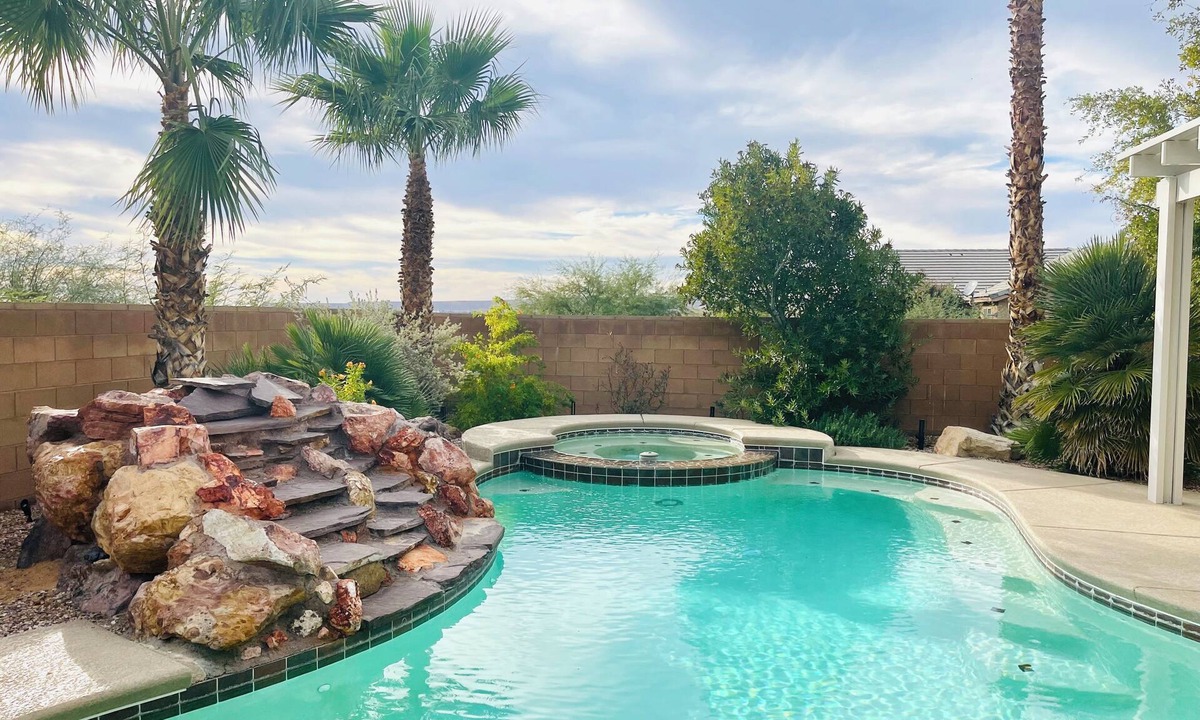 Mesquite House | Tee Time Oasis| 3BR, 2.5 BA, Private Pool/Hot Tub, steps to Wolf Creek + Free Daily Activities
