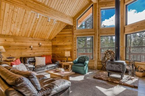 Serene Lakes House | Terrific Mountain Escape with Wood-Burning Fireplace Easy Ski Access