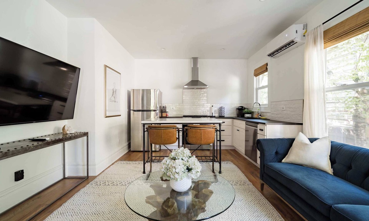 Uptown Apartment | The 23rd Avenue Retreat - Walk to Shops & Cafes
