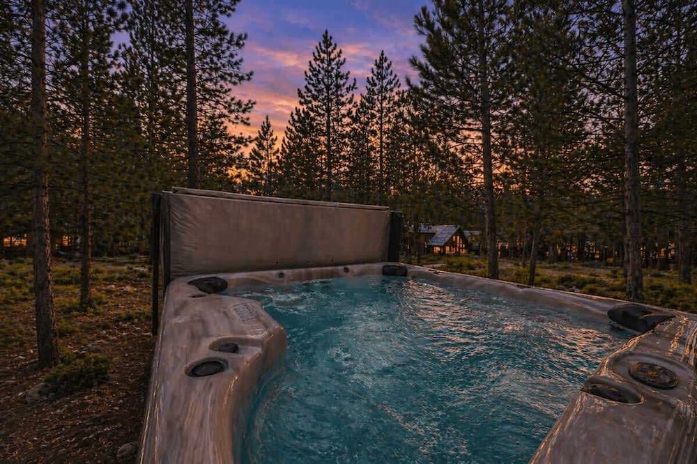 Montgomery Estates House | The Bear's Den: Hot Tub, Game Loft, NearHeavenly