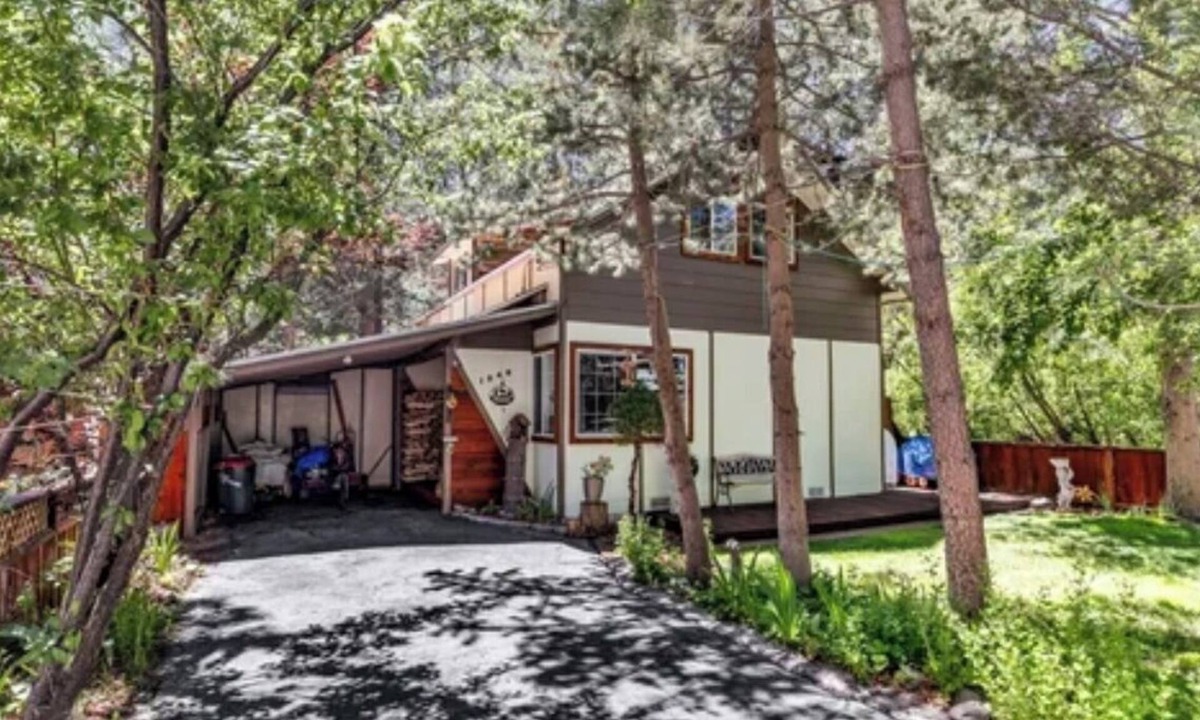 Sierra Tract House | "The Bearadise" Fun Cozy Centrally Located Cabin