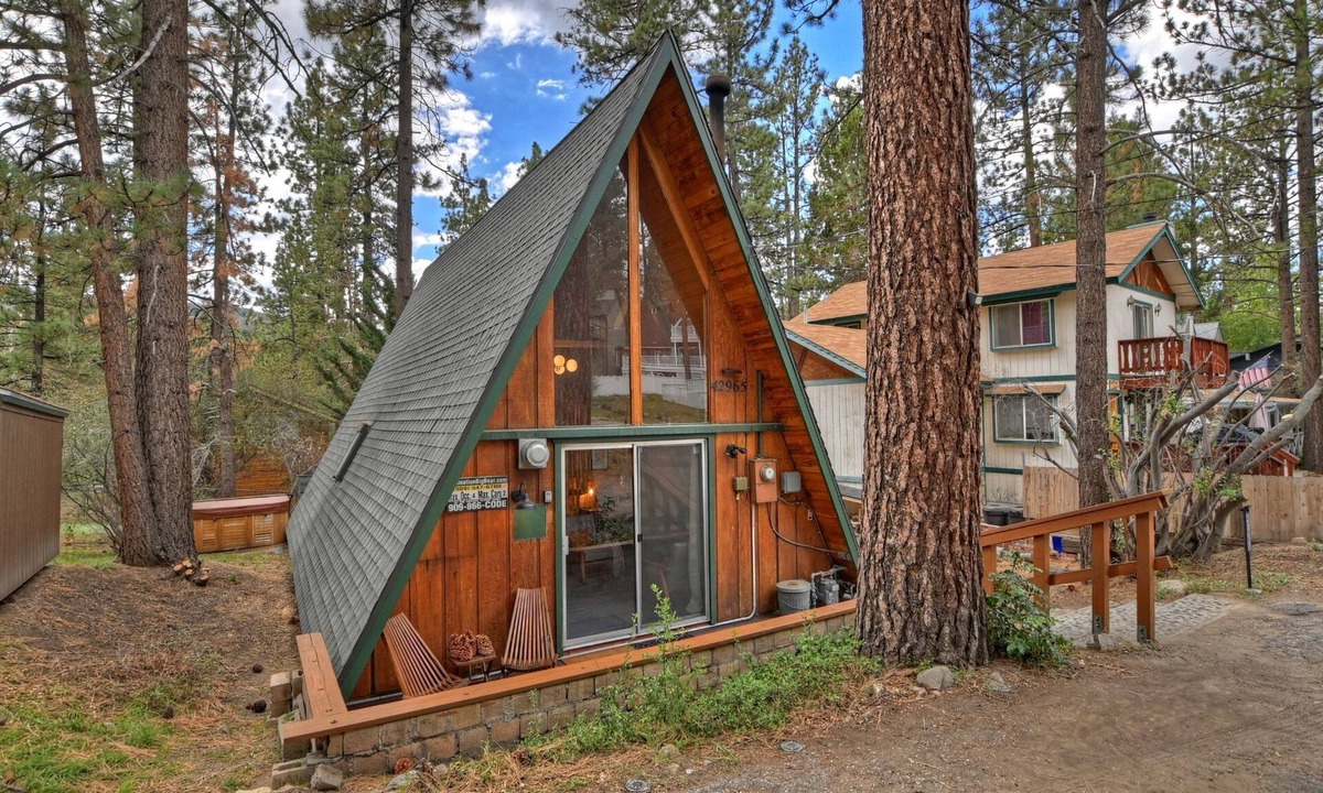 Moonridge Cabin | The Big Bear A-Frame by Destination Big Bear : HOT TUB! Mtn Views! BBQ! WIFI! Cable TV! Budget Friendly! Close to Bear Mountain!