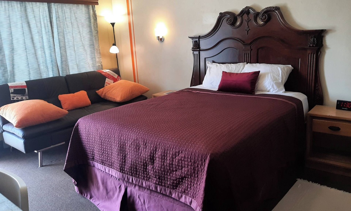 Moreno Valley Hotel | THE BROWN ROOM-Charming & Quiet THEMED Retro-Motel on Historic Route