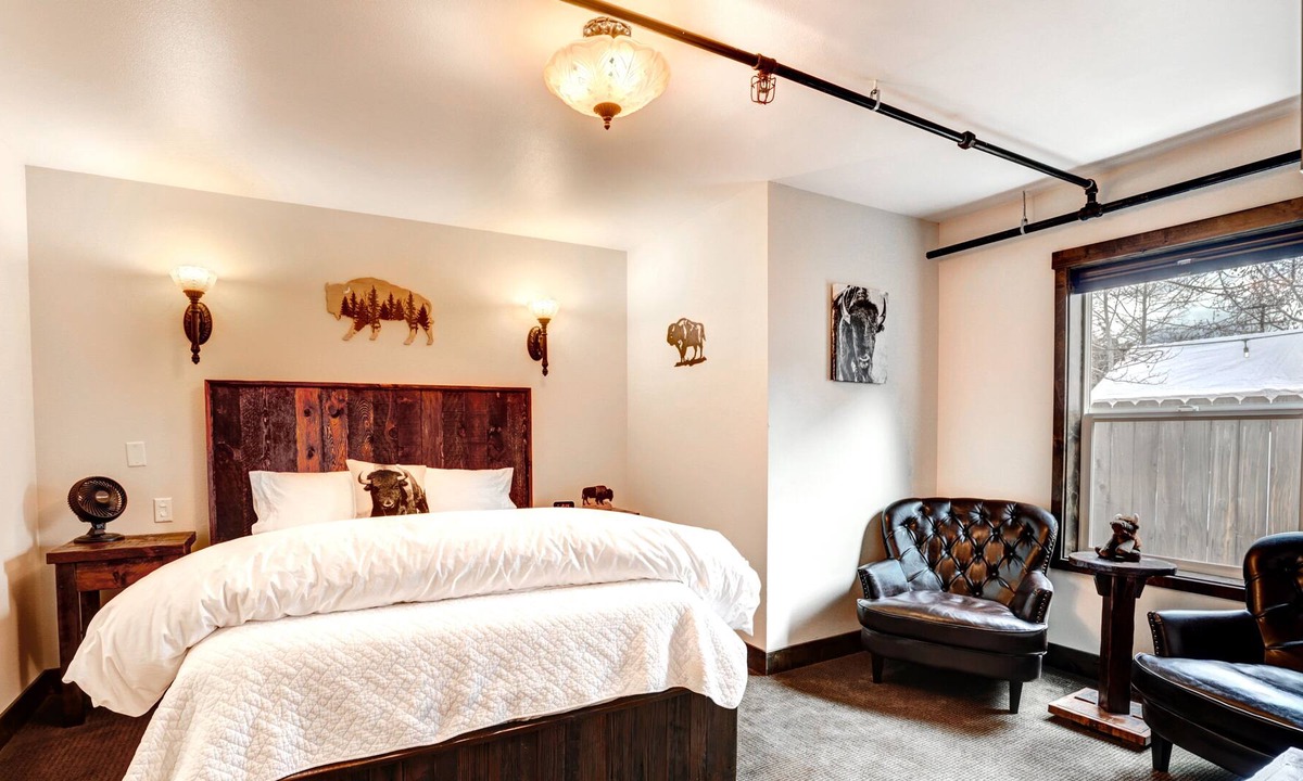 Sisters Apartment | “The Buffalo Bungalow” - Sisters Bunkhouse DOWNTOWN