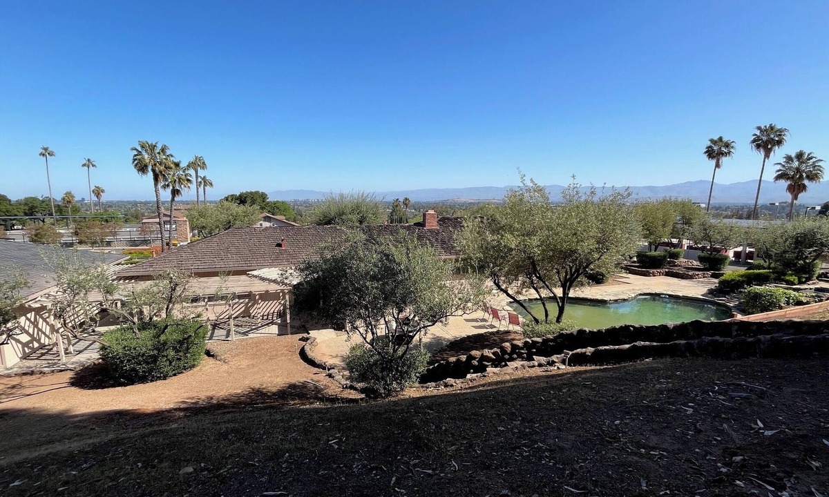 Noddin House | The Bunkhouse at Harwood Farms, Los Gatos CA. 3br, 3ba, heated pool & views