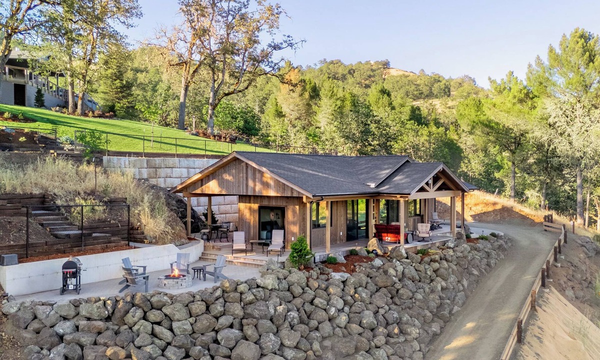 Roseburg House | The Cliff House also serves as a guest house for additional rental for Overlook