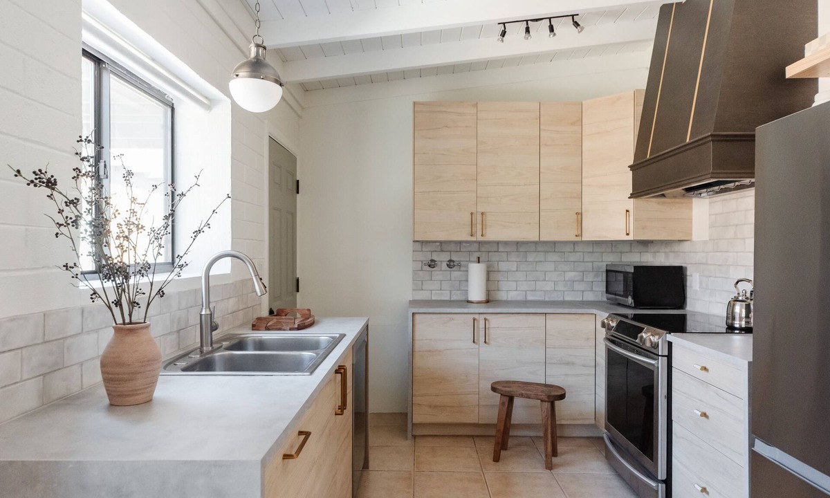 Campus Farm House | The Contemporary - A stylish modern hideaway close to UA & downtown