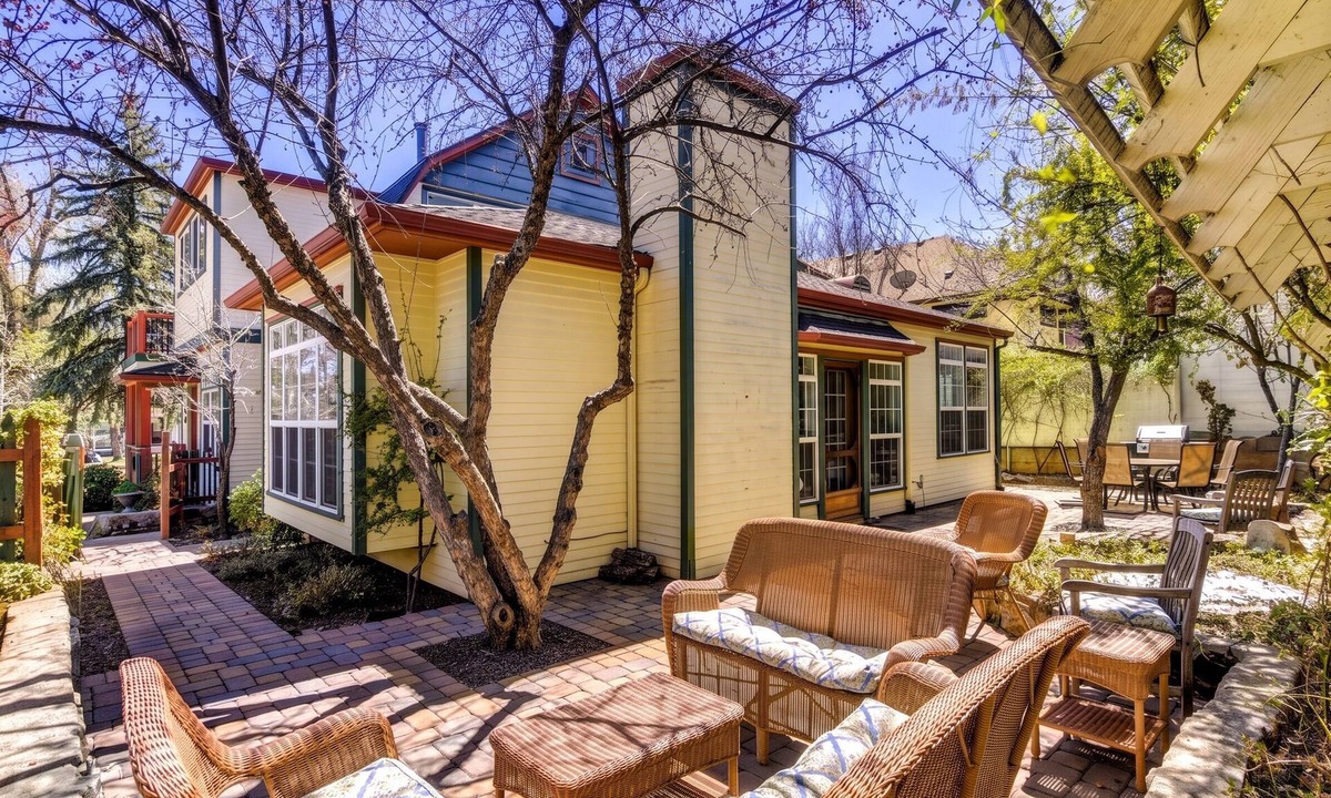 Nob Hill House | The Cottage-Near Downtown Historic Courthouse Square