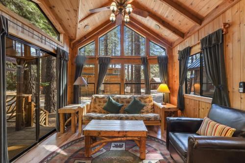 Tahoe Valley Ski Chalet | The Cozy Cub Cabin – 7 Min to Lake
