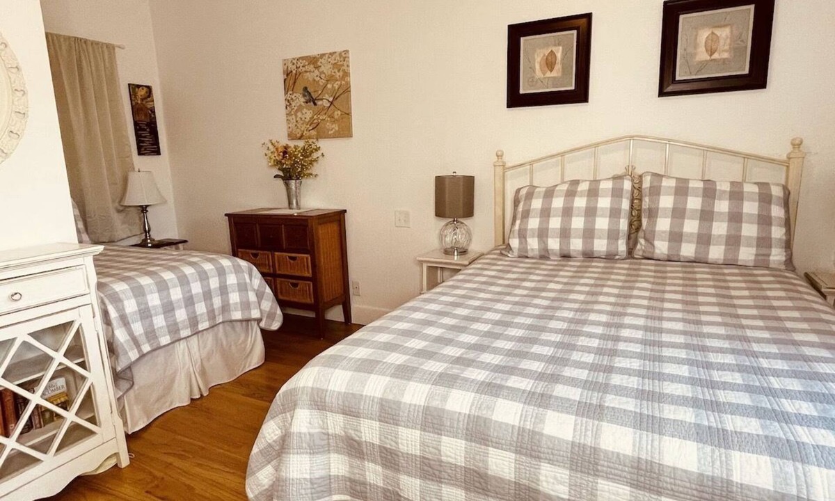 Historic Downtown District Cottage | The Garden Cottage at Second Street Cottages