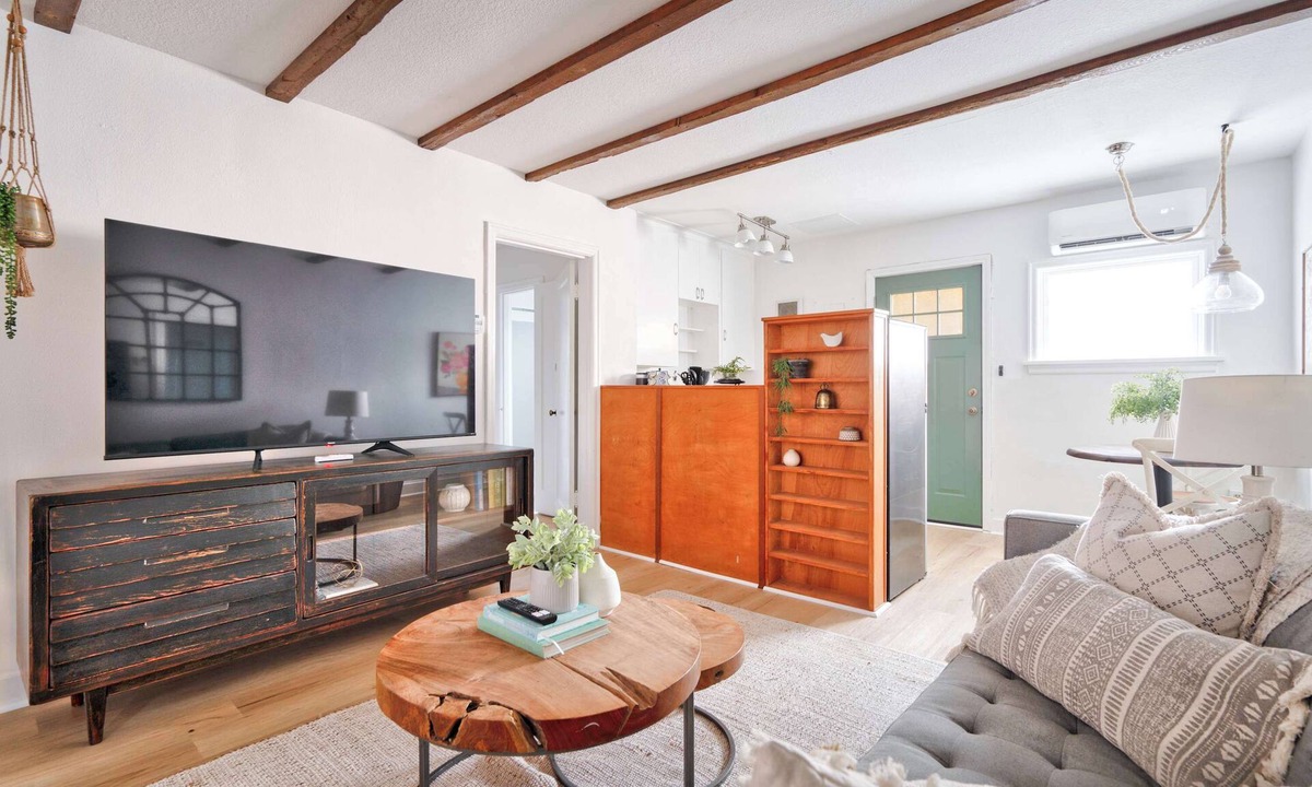 Irvington Apartment | The Garden Cottage - Broadway Retreat - Walkable