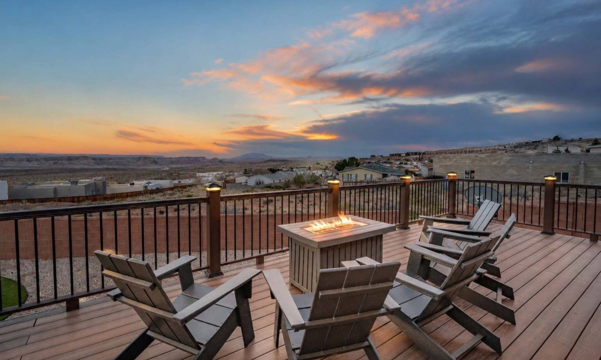Greenehaven House | The Hideaway - 50 Mile Views, Sleeps 8, Big Garage
