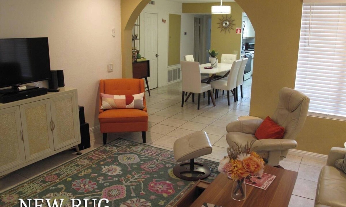 Palm Springs Condo | The Holiday Palms Close center of Palm Springs Permit #3244