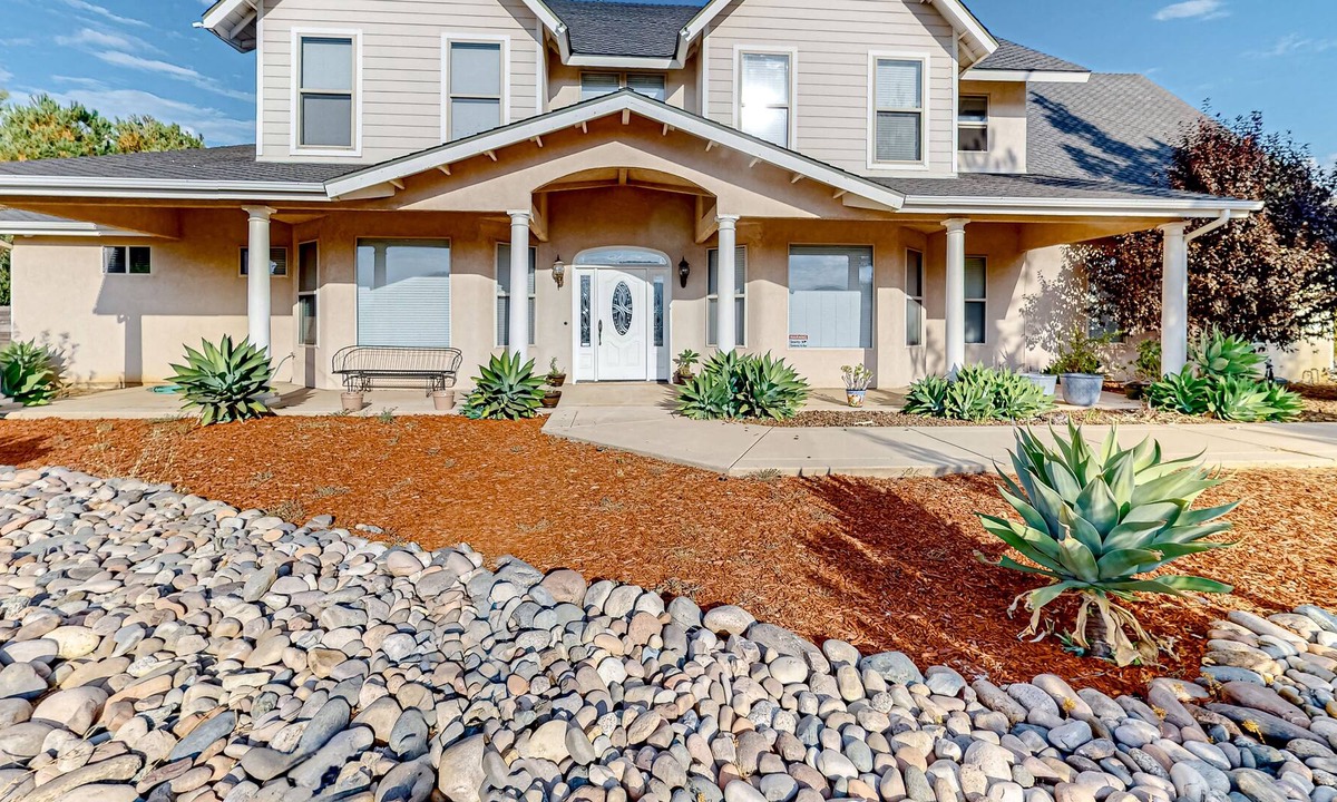 Alpine House | The House of Views | Spacious home in Alpine with mountain views and gas grill