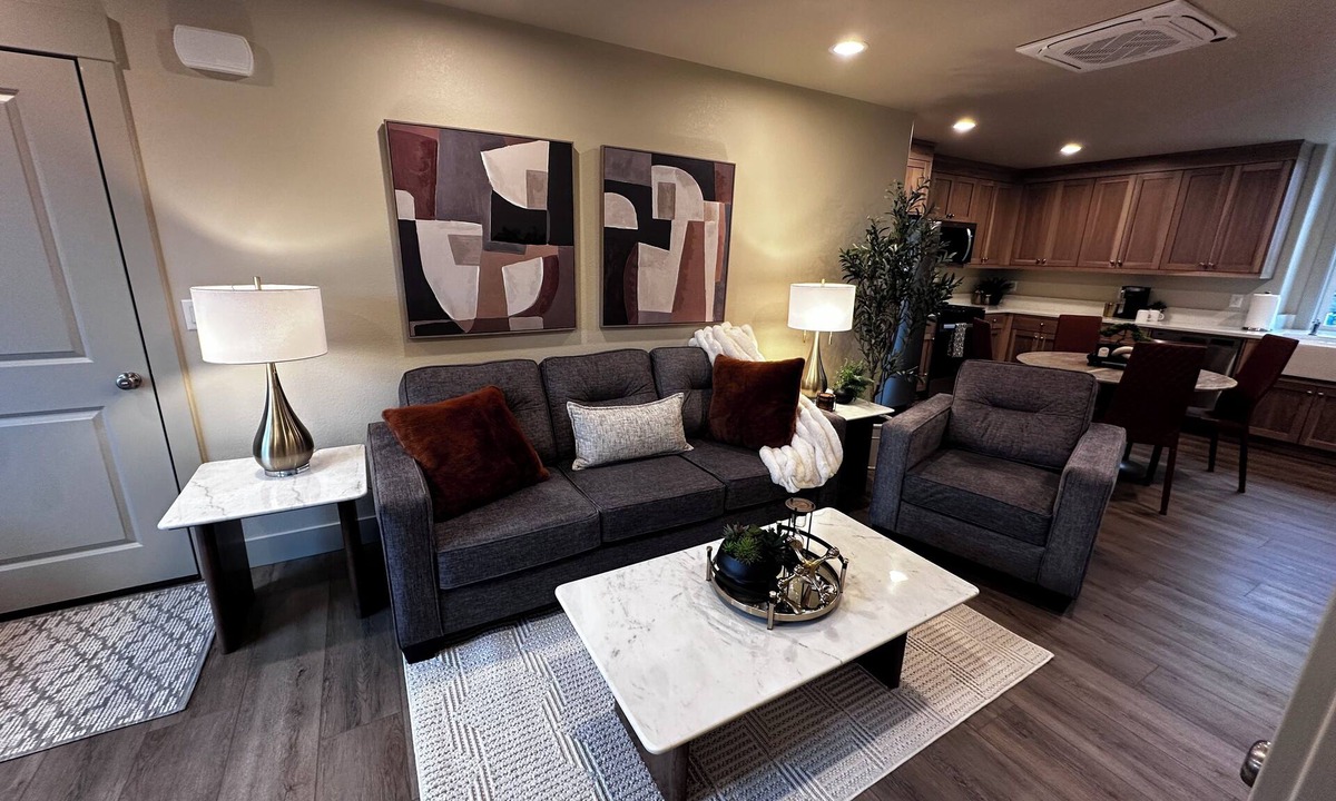 Turner House | "The Lake House"- Brand New 2BR Retreat w/King Bed- Elegant -Close to Wineries