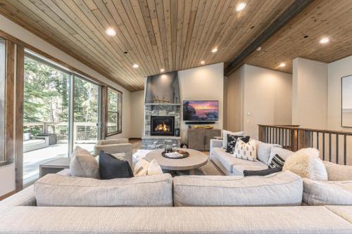 Comstock Acres House | The Lodge on The West Shore by Tahoe Getaways - Pet Friendly 5BR w Private Hot Tub and Enclosed Yard