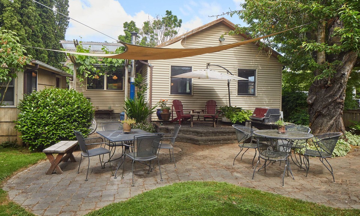 Overlook House | The Madrona House! Freshly renovated bungalow/detached studio/office space.