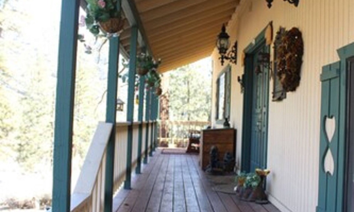 Pine Mountain Club Bed & Breakfast | The Old Bear BnB