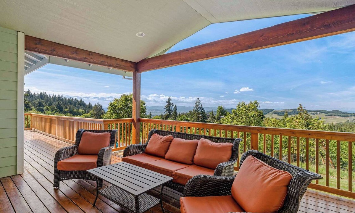 Amity House | The Perch - Eola Hills Pet Friendly w Hot tub
