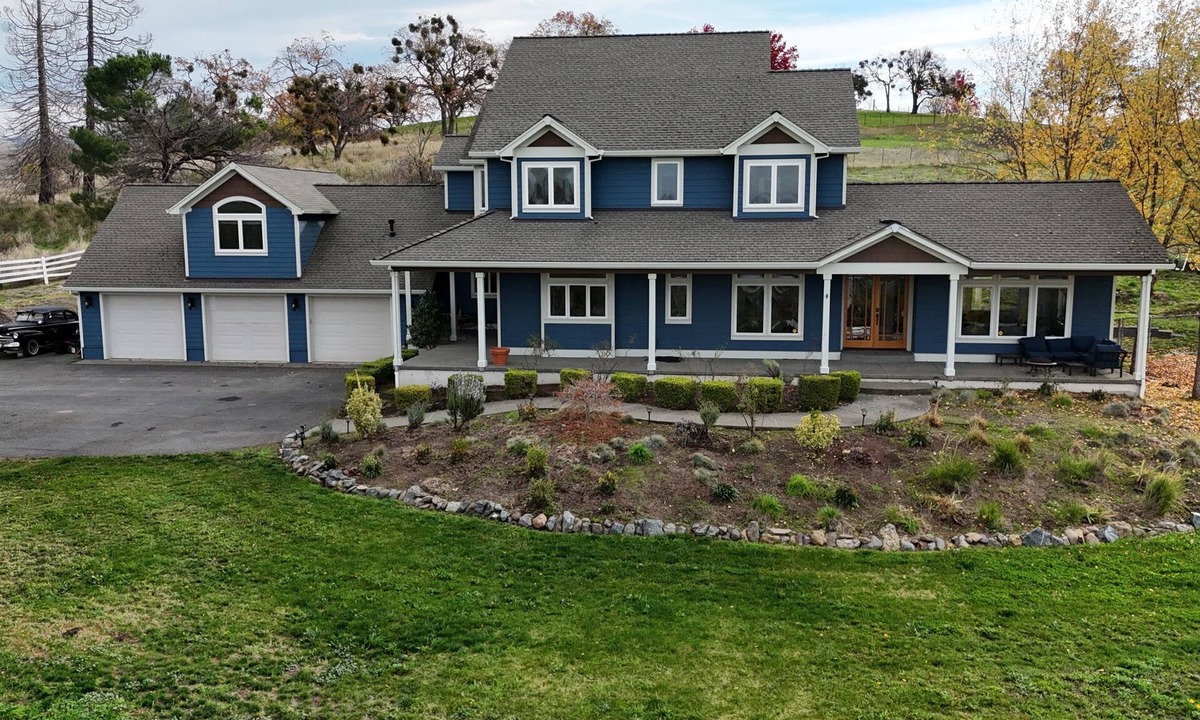 Ashland House | The R&R is a large 5-bedroom house in beautiful Ashland…amazing sunset views,