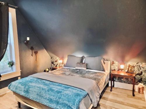 Southeast Salem House | The Raven Room at Stag and Sparrow