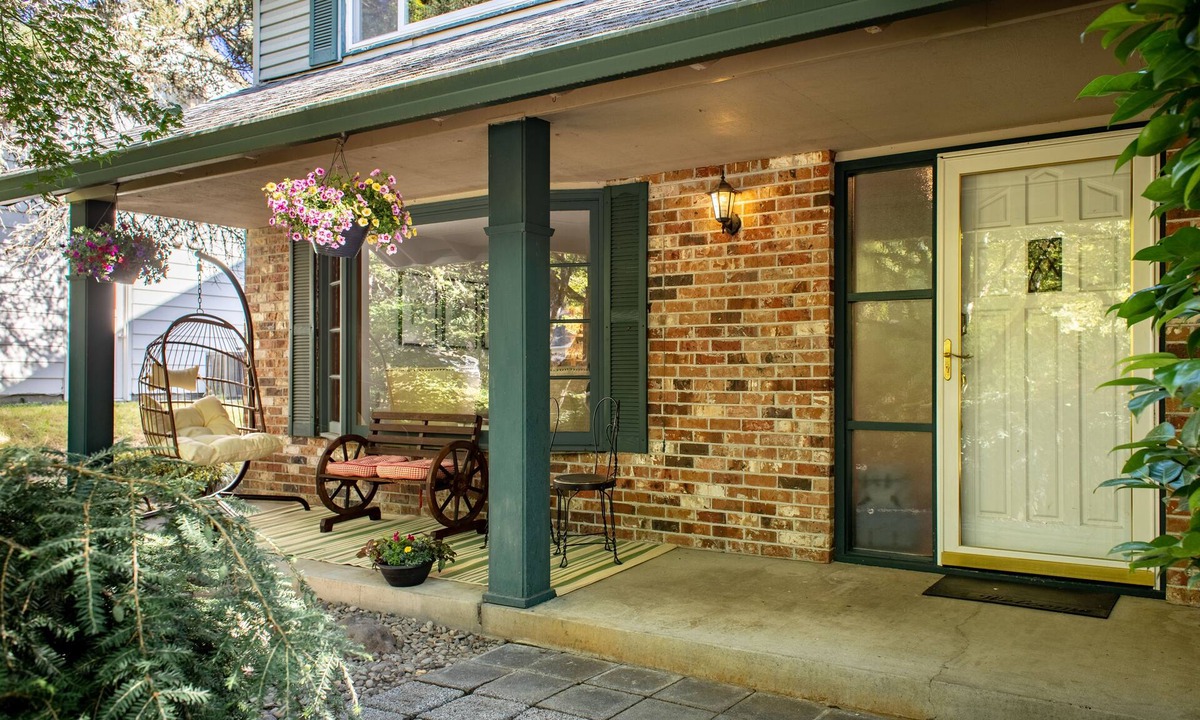 Beaverton House | The Restful Retreat: king Bed + yard + fire pit + kids + Pet friendly